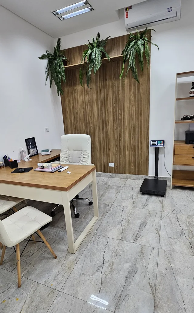 Consultório da Tiff Clínica Veterinária, limpo e organizado, em Vila Mariana